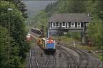 212 311 der Nordbayerischen Eisenbahn verlsst mit einem Bauzug den Bahnhof Brgge(Westf) in Richtung Hagen. Am Bahnsteig ist vor wenigen Minuten ein 648er angekommen und wartet auf die Rckfahrt nach Dortmund. (06.06.2009)