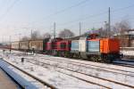 212 270-3 der Nordbayerischen Eisenbahn und eine MaK 1000BB von Vossloh ziehen einen gemischten Gterzug durch Magdeburg Hbf. Fotografiert am 17.02.2010. 