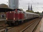 Bundesbahnfeeling in Deutz mit der VEB V100 2299 (212 299) schnem Wagenpark in Kln/Messe Deutz am 22.10.2010