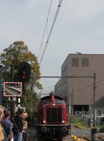 Hier fhrt 212 007 als Plandampf Sonderzug mit rund 25 Minuten Versptung am 24.9. in den Bahnhof von Enschede ein.