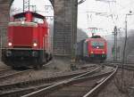 Whrend 212 310-7 beim Umsetzen ist und dafr das kurze Betriebsgleis der Erfurter Bahn nutzt, schleicht sich 482 049-4 mit einem Containerzug gen Norden heran.