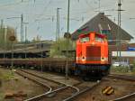 Locon 208 (212 357-8) zieht am 25.04.2012 einen mit alten Schotter beladenen Niederbordwagenzug aus Aachen West nach Stolberg.