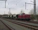 V126 (212 089-7) der BOB steht am 19. April 2013 mit einem Schotterzug in Hochstadt-Marktzeuln.