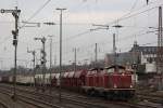 EfW 212 074+211 051 verlassen am 28.2.13 mit einem Schotterzug Dsseldorf-Rath.