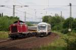 212 309 mit leeren Containerzug und ein IC am 15.08.2013 in Gtzenhof. 