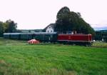 212 023 trifft mit ihrem Sonderzug nach Neuenrade einen Straenveteranen ihrer Generation am 27.09.1998 in Kntrop (Hnnetalbahn)