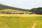 Ab Baunach folgt die Bahnlinie dem Tal der Weisach. Südlich von Leucherhof standen nur kleine Büsche am Bahndamm, als 212 103 mit ihrem Wendezug nach Ebern vorbei fuhr. 