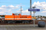 Die LOCON 210 (92 80 1212 275-2  D-LOCON) arbeitet am 22.08.2016 in Oranienburg.
Die V 100 wurde 1965 in der MaK unter der Fabriknummer 1000322 gefertigt.

