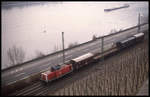 DB 213332 ist hier am 10.3.1993 um 11.05 Uhr mit dem Üg 677806 linksrheinisch bei Boppard nach Koblenz unterwegs.