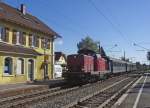 Anlsslich des Jubilumsfestes „150 Jahre Bahnstrecke Waldshut-Konstanz“ fuhr ein historischer Eilzug, gezogen von V100 2335 der NeSA, von Konstanz nach Waldshut (Haltestelle Reichenau (Baden), 13.10.2013).