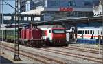 Oldiestunden im Grenzbahnhof. 

Da ist mal richtig Fernverkehr im Bahnhof Konstanz, rechts IC Konstanz-Hamburg, mitte IR Konstanz-Biel und links SZ Basel-Augsburg mit V100 2335... Juni 2014.