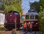 Oldiestunden im Grenzbahnhof. 

V100 2335 rangiert vor den Sonderzug aus Basel. Zuvor aber schnell eine Auswertung der Fotostunde mit beiden Protagonisten der Sonderfahrt in den Bahnpark Augsburg. Konstanz, Juni 2014.