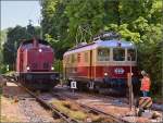 Oldiestunden im Grenzbahnhof. 

V100 2335 rangiert vor den Sonderzug aus Basel. Zuvor aber schnell eine Fotostunde mit beiden Protagonisten der Sonderfahrt in den Bahnpark Augsburg. Konstanz, Juni 2014.