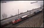 213336 kam mir am 10.3.1993 um 11.05 Uhr mit der Übergabe 77806 nach Koblenz auf der linken Rheinseite bei Boppard vor die Linse.