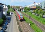 Gleich 2 auf einen Streich. Während unten eine 114 ihre RB51 nach Wächersbach in Richtung Offenbach schiebt, fährt oben 214 025-9 gleich über die Deutschherrnbrücke in Richtung Frankfurt Ost.


Frankfurt 20.05.2020