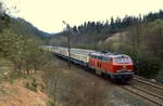 Die Baureihe 215 auf der Eifelbahn: 215 048-0 passiert Ende der 1980er Jahre mit einem Eilzug von Köln nach Trier das Einfahrsignal von Urft