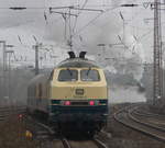 Nachschuss.
Beim Nachschuss auf 215 082-9 schob sich unerwartet auch 01 150 ins Bild. Der Sonderzug war auf dem Weg in Richtung Sauerland.

Duisburg Hbf, 23. Februar 2017