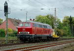 Keine Mühe mit ihrer Last hat 215 086-0, als sie einen SKl am 27.10.2017 durch Lintorf gen Norden schleppt