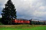 Zug mit DB-Lok 215 049-8 auf den Gleisen der Hohenzollerischen Landesbahn (06.04.1985)