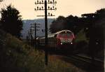 22.Juli 1992  am Evsign. des Bf.Fichtenberg mit E 3779 Stuttgart -Crailsheim  mit 215 057-1 kurz vor dem Einfahren in den Schanztunnel(860m) vor Bahnhof Fichtenberg .Murrrbahn wurde 1996 elektrifiziert für 50 Millonen DM. .