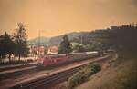 15.07.1992 215 138-8 mit E 3771 einfahrt Gaildorf West im Hintergrund die Museumswagen der (DBK)