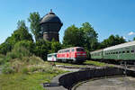 Freier Blick auf die Museumslok 215 122, Eigentum des DB-Museums Nürnberg, verliehen an die GfE Crailsheim, den historischen Wasserturm und - versteckt - den  Ulmer Spatz  798 653, ex Chiemseebbahn. Die Aufnahme entstand am 19.07.2020 im ehemaligen Bw. Chrailsheim.