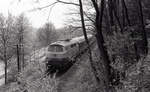 Blick auf DB 215 021-7 mit Zug 8912 von Duisburg Hbf nach Kleve, welcher bei Kalkar an einem Hang entlang führte. Aus einem Baum heraus konnte ich diese Aufnahme fertigen am 29.04.1987. Bild 6190.