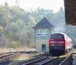 Baureihe 215 114-0 (verkehrsrot) der DB Regio AG verlsst soeben mit RB 22444 auf der Fahrt von Gieen nach Koblenz Hbf den Bahnhof von Weilburg.