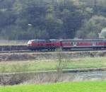 Baureihe 215 114-0 (verkehrsrot) der DB Regio AG auf der Lahntalbahn im Abschnitt zwischen Grveneck und Weilburg mit RB 22427 auf der Fahrt von Koblenz Hbf nach Gieen.<br><br>
Datum: 26. Mrz 2002

