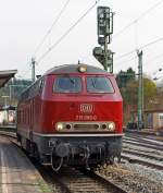 
Die schöne altrote 215 086-0 (ex 225 086-8) der RE - Rheinische Eisenbahn rangiert am 31.03.2014 im Bahnhof Betzdorf/Sieg.

Die V 163 wurde 1971 bei MaK unter der Fabriknummer 2000091 und an die DB ausgeliefert, 2001 ging sie an die DB Cargo AG und wurde in 225 086-8 umbezeichnet, ob sie die Dampfheizung behaten hat kann ich nicht genau sagen. Mit der Ausmusterung bei der nunmehrigen DB Schenker Rail Deutschland AG im Jahr 2011 erfolgte auch der Verkauf an die RE - Rheinische Eisenbahn, hier wurde sie wieder in den Auslieferungszustand zurückversetzt und trägt nun wieder die Bezeichnung 215 086-0 (NVR-Nummer 92 80 1215 086-0 D-EVG).