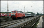 215131 war am 13.5.1995 mit einer bunten Nahverkehrs Garnitur um 13.45 Uhr im Bahnhof Düren zu sehen.