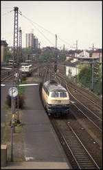 HBF Osnabrück Pu am 21.4.1992. Um 14.06 Uhr fährt 216051 solo durch den unteren Bahnhof.