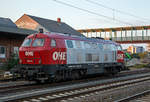 
Die OHE-Cargo 200068 (92 80 1216 158-6 D-OHEGO), ex DB 216 158-6, steht am 23.09.2016 beim Bahnhof Gießen. 

Die Spenderlok (V 160) wurde 1968 von Henschel in Kassel unter der Fabriknummer 31318 gebaut und an die Deutsche Bundesbahn als 216 158-6 geliefert. Am 30.12.1998 erfolgte die Ausmusterung bei der DB und sie ging an die On Rail Gesellschaft für Eisenbahnausrüstung und Zubehör mbH in Mettmann, welche sie im Jahre 2000 bei der DB AG, AW Chemnitz zur heutigen DH 1504/5 umbauen ließ. Im September 2000 ging die umgebaute Lok dann an die OHE - Osthannoversche Eisenbahnen AG in Celle, wo sie die Betreiberbezeichnung 200096 bekam. Im Jahr 2005 erhielt sie dann die heutige Betreiberbezeichnung 200086 und 2007 die NVR-Nummer 92 80 1216 158-6 D-OHE. Zur OHE Cargo kam sie 2012 und bekam die NVR-Nummer  92 80 1216 158-6 D-OHEGO.

Nach einem ähnlichen Konzept wie die OnRail DH 1004 wurde für die Mindener Kreisbahnen eine V 160 umgebaut, wobei von der Spenderlok das Fahrwerk mit Lokkasten und Getriebe verwendet wurde. Ein Ersatz des Lokkastens war nicht möglich, da er als tragendes Teil ausgeführt ist.

Im Inneren der Lok wurden der Dieselmotor, die Führerstände und die gesamten Hilfsbetriebe und Installationen erneuert. An beiden Enden wurden neue Bühnen angebracht, um dem Rangierpersonal, insbesondere bei der Benutzung der ebenfalls neuen Funkfernsteuerung, geeignete Standflächen zu bieten.

Auch diese Type wird von OnRail vertrieben. Während der Umbau der ersten beiden Loks (DH 1504/1 und DH 1504/2) als Auftragsarbeit bei VSFT durchgeführt wurde, entstanden die weiteren vier Loks, wie diese hier im Werk Chemnitz der DB.

Warum man sie weiter unter der gleichen Baureihe (216) führt ist mir ein Rätsel, denn die Umbauten sind doch sehr massiv.

TECHNISCHE DATEN:
Spurweite: 1.435 mm (Normalspur)
Achsfolge: B´B´
Länge über Puffer: 16.800 mm
Drehzapfenabstand: 8.600 mm
Drehgestellachsstand: 2.800 mm
Raddurchmesser neu: 1.000 mm
Dienstgewicht: 80 t
Dieselmotor: MTU 12V4000R20
Dieselmotorleistung: 1.500 kW
Dieselmotordrehzahl: 1.800 1/min
Getriebe: Voith L821rs
Höchstgeschwindigkeit: 120 km/h
Kraftstoffvorrat: 3.800 l
umgebaute Stückzahl: 6

Die OHE (Osthannoversche Eisenbahnen AG) ist ein mehrheitlich in Besitz von der Netinera Deutschland GmbH befindliches Eisenbahnunternehmen mit Sitz in Celle. Die NETINERA, bis März 2011 Arriva Deutschland ist ein Tochterunternehmen der italienischen Staatsbahn Ferrovie dello Stato Italiane.

NS: 2017 ging die Lok an die Bahnlogistik 24 GmbH in Dresden un trägt nun die NVR-Nummer  92 80 1216 158-6 D-BLC