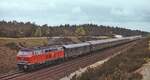 Zur Zeit des Dampfbetriebes auf der Emslandstrecke war der Einschnitt bei Lathen als einer der wenigen landschaftlichen Besonderheiten ( Höhepunkt  wäre übertrieben) ein gern besuchter Fotostandpunkt bei Eisenbahnfreunden. Kurz vor dem Ende des 012-Einsatzes mischten sich neben der Baureihe 220 auch die 216 immer mehr in deren Umlaufpläne, hier fährt eine unbekannte 216 mit einem klassischen Epoche 4-D-Zug im Frühjahr 1975 in Richtung Süden (ungefähre Positionsangabe).
