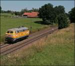 216 012 von H.F. WIEBE ist bei Bad Endorf in Richtung Rosenheim unterwegs. (11.07.2008)
