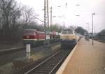 216 099-2 steht planmig mit ihrem Regionalexpress in Richtung Leinefelde/Nordhausen in Eichenberg whren sie von 232 051-3 mit Gz aus Kassel kommend berholt wird.