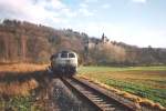 216 185-9 mit ihrer abendlichen bergabe aus Wanfried kommend in Richtung Eschwege. Hier kurz vor dem ehemaligen Bahnhof Schwebda. Im Hintergrund tront Schloss Wolfsbrunn. Diese Strecke ist schon lange Geschichte und existiert nicht mehr. Aufgenommen Frhjahr '95 (Foto-Scan).