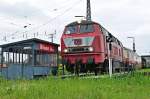 216 067 steht auf der Scheibe in Koblenz/Ltzel am 17.06.2010 von der grnen Wiese aus gesehen vor dem Eingang