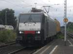 E 189 280(ES64 F4-280) in Beuel.Im Hintergrund eine Lokomotive der Baureihe 216 in trkis/beige im Gterbahnhof Beuel der RSE.