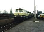 216 202-2 mit Eilzug zwischen Wilhelmshaven und Osnabrck auf Bahnhof Bramsche am 14-4-1993. Heute fahrt die NWB hier mit moderne Dieseltriebwagens. Bild und scan: Date Jan de Vries.