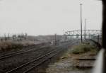 ES WAR EINMAL....Grau in grau, alles eingezunt, auf der Brcke eine Figur, mit einer MP: Einfahrt in den Grenzbahnhof Oebisfelde. Zuglok ist eine
216 aus Braunschweig vor dem D 607. Hagen ab 7.03 Uhr Magdeburg an
12.42 Uhr..... 
Das Fotografieren in dieser Aerea war besonders reizvoll, da es verboten war. Nur die Stasi machte schon mal Gebrauch davon.
Aufn. 1968 