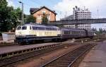Am 4.7.1988 steht um 15.26 Uhr 216109 mit einem Personenzug auf Gleis 13
im Bahnhof Gießen.