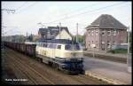 216082 fuhr am 21.10.1989 um 13.14 Uhr mit einem Güterzug in Richtung Bremen durch den Bahnhof Hude.
