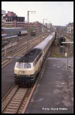 216085 fährt mit dem § 3135 nach Hannover am 21.10.1989 um 13.07 Uhr in Oldenburg HBF ein.