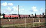 DB 216181 wartet am 16.9.1990 um 11.05 Uhr im DDR Grenzbahnhof Oebisfelde vor einem Güterzug auf Ausfahrt gen Westen. Noch stehen die Relikte der Grenzbefestigung: Maschendrahtzaun, Stacheldrahtzaun und Wachturm!