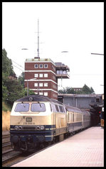 216086 mit dem E 3381 nach Oldenburg im unteren HBF Osnabrück am 10.7.1989 um 13.10 Uhr. - Im Hintergrund ist das Stellwerk des HBF zu sehen, welches gerade durch einen Neubau ersetzt wird.