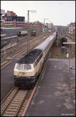 216085 fährt mit dem E 3135 nach Hannover am 21.10.1989 um 13.07 Uhr in den HBF Oldenburg ein.