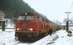 216 097-6 ist im Januar 1979 mit einem Eilzug in Brilon Wald eingetroffen. Der Zugführer ist unterwegs zum Lokführer, um ihn den Bremszettel zu übergeben.