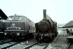 Analog im Jahr 2024: Am 3. April 2024 war ich im Eisenbahnmuseum Darmstadt-Kranichstein unterwegs. Ich hatte zum ersten Mal meine Minolta Dynax 3xi dabei. Bewaffnet mit besagter Kamera und einem Agfa 100 Film machte ich einige Fotos. 217 017-3 und 97 210 standen neben dem Lokschuppen auf dem Museumsgelände