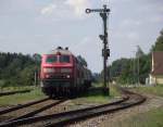 217 021-5 steht am 17. August 2011 mit einem Lokzug bestehend aus der 217 019-9, der 247 044-1 (ECR), der 247 045-8 (ECR) und der 247 060-7 (ECR) im Bahnhof Tling.